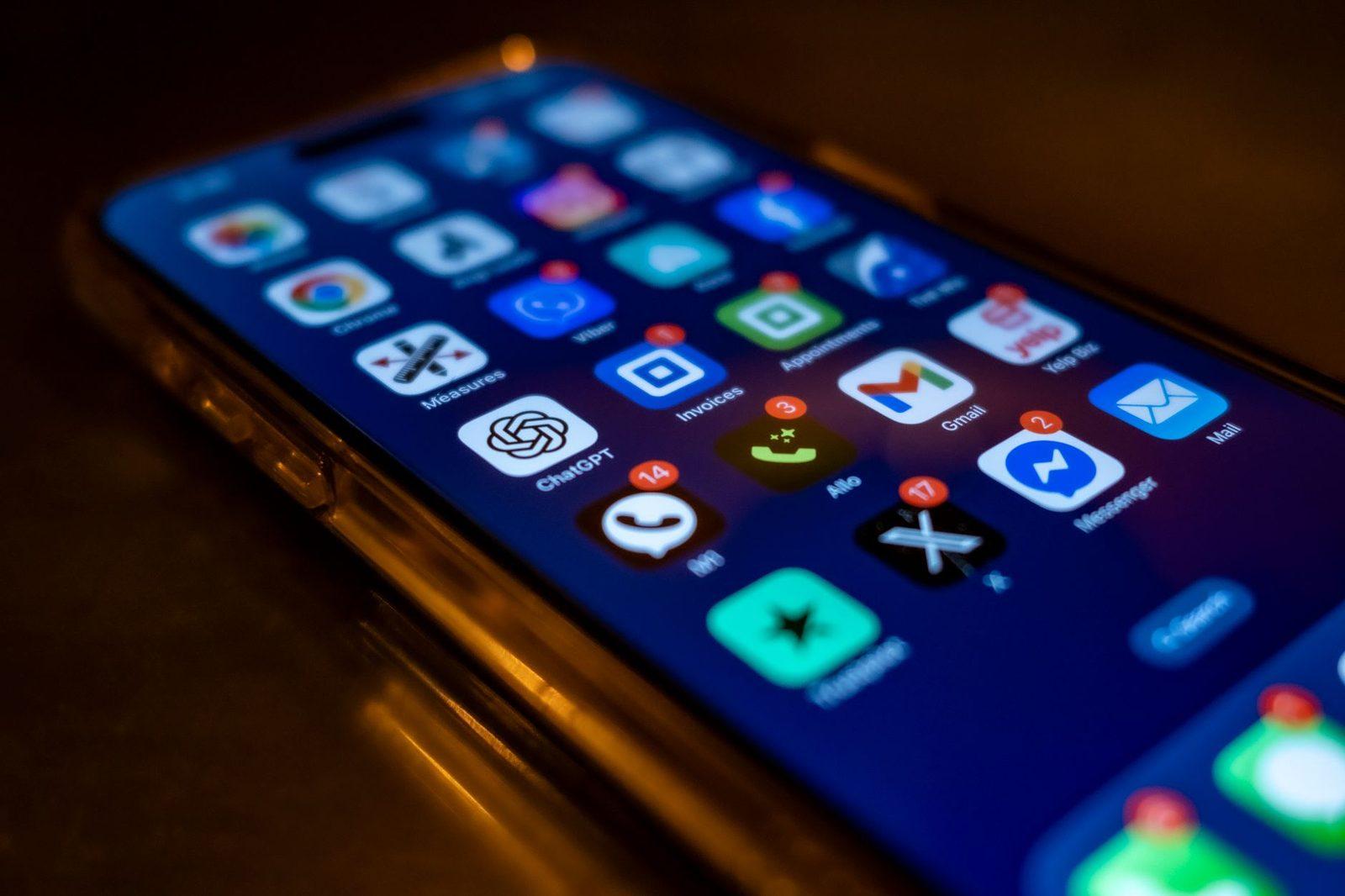 SMS professionnels sur téléphone personnel : ce que votre employeur peut (et ne peut pas) faire en 2026